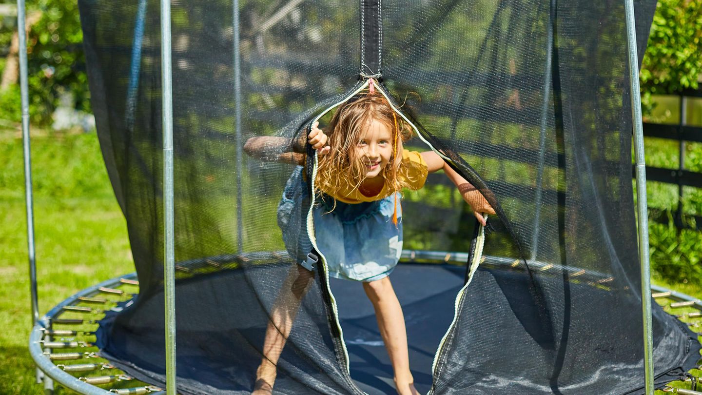 Outdoor-Spaß im Sommer: Trampolin & Co.: Die acht besten Spielgeräte für den Garten