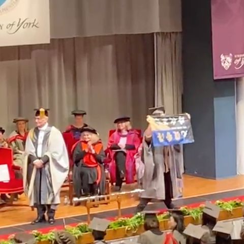 Universität von York: Student zeigt "Freiheit für Hongkong"-Banner bei Abschlusszeremonie