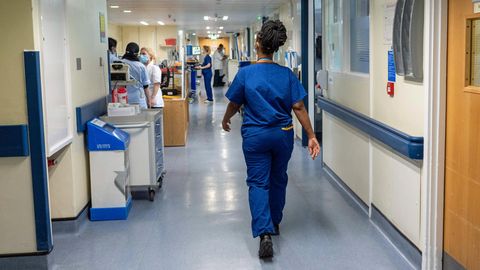 Eine Pflegerin läuft durch einen Krankenhausflur in England