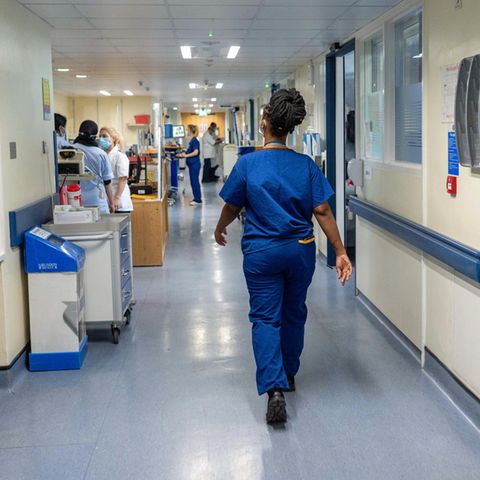 Eine Pflegerin läuft durch einen Krankenhausflur in England