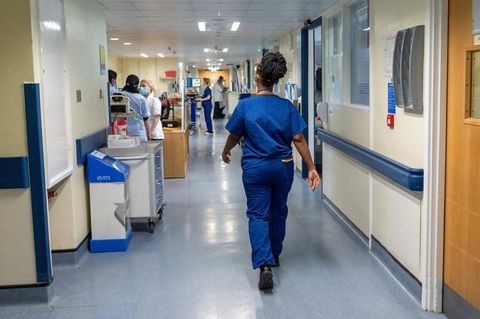 Eine Pflegerin läuft durch einen Krankenhausflur in England