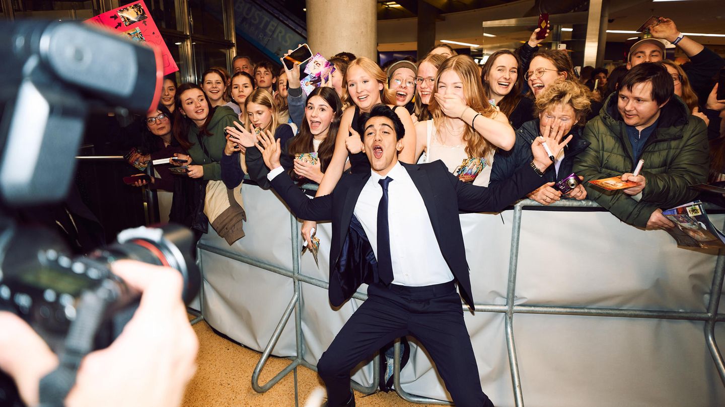 Mido Kotaini Mido Kontaini posiert mit Fans bei einer Filpremiere