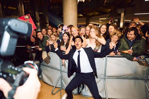 Mido Kontaini posiert mit Fans bei einer Filpremiere