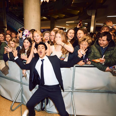 Mido Kontaini posiert mit Fans bei einer Filpremiere