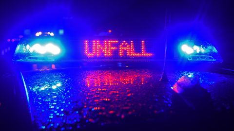 Der Schriftzug "Unfall" leuchtet in roten LED-Leuchtbuchstaben zwischen zwei Blaulichtern auf dem Dach eines Polizeiwagens