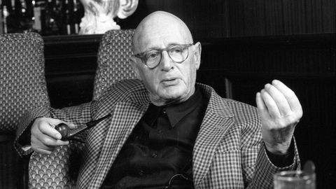 Portrait Wolfgang Menge mit Pfeife gestikuliered