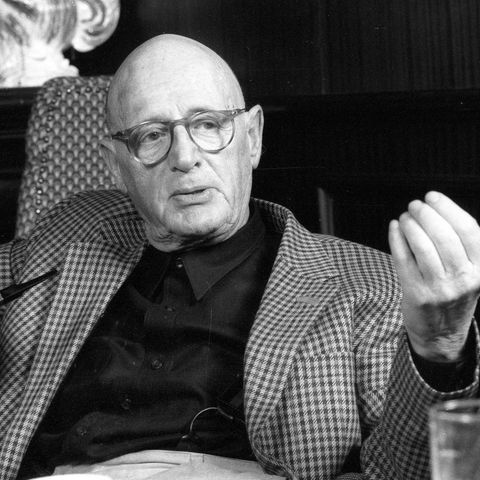 Portrait Wolfgang Menge mit Pfeife gestikuliered