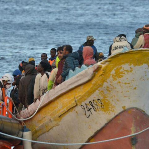 Spanien, Santa Cruz de Tenerife: Ein Boot mit 156 Personen an Bord kommt an der Anlegestelle La Restinga an