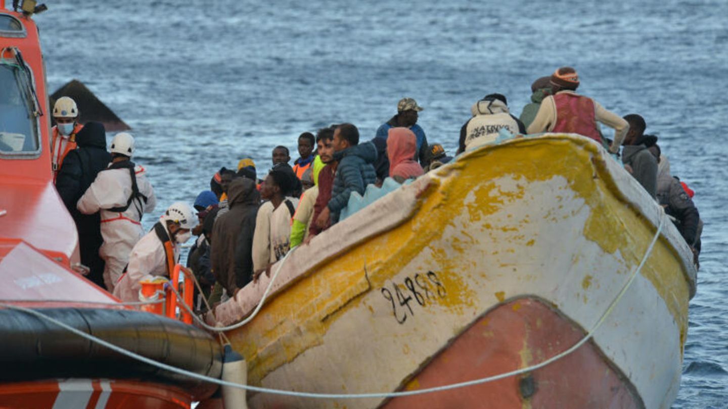 Spanje, Santa Cruz de Tenerife: een boot met 156 personen op een bord komt naar de Anlegestelle La Restinga