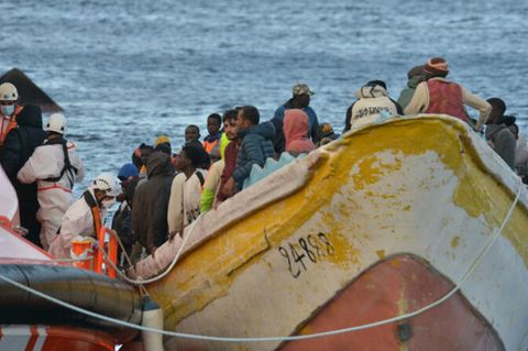 Spanien, Santa Cruz de Tenerife: Ein Boot mit 156 Personen an Bord kommt an der Anlegestelle La Restinga an