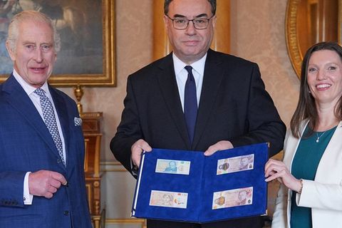 König Charles III. mit dem Gouverneur der Bank of England, Andrew Bailey, und den neuen Banknoten.