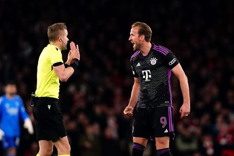 Bayern-Stürmer Harry Kane beschwert sich bei Schiedsrichter Glenn Nyberg
