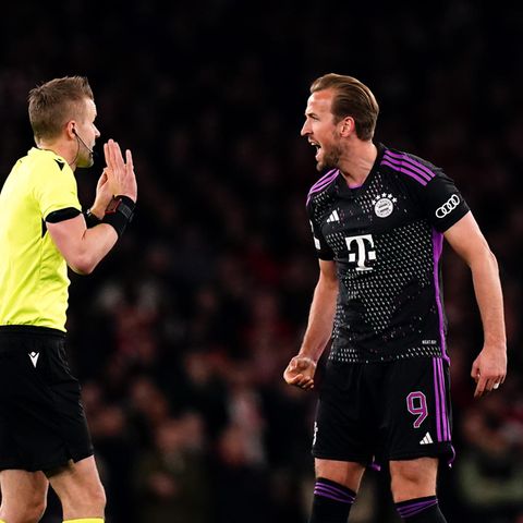 Bayern-Stürmer Harry Kane beschwert sich bei Schiedsrichter Glenn Nyberg