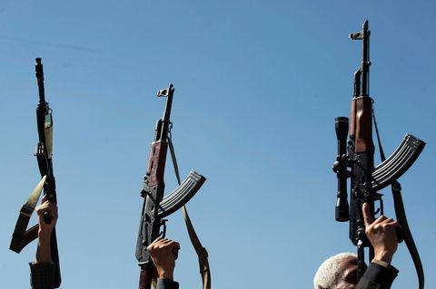 Ukraine-Konflikt: USA schicken Tausende beschlagnahmte Waffen Drei in die Höhe gehaltene Gewehre