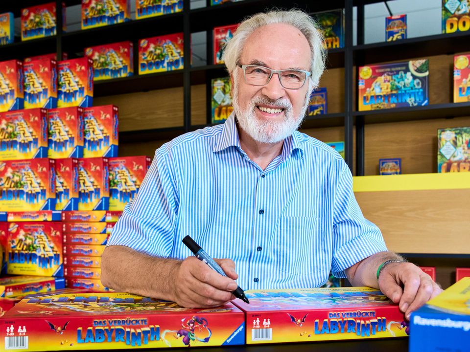 Wie Max Kobbert "Das verrückte Labyrinth" erfand Spieleautor Max Kobbert signiert seinen Welterfolg "Das verrückte Labyrinth"