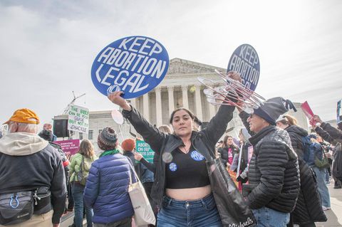 Eine Demonstrantin protestiert in den USA für das Recht auf Abtreibungen. In Arizona könnte nun eines der schärfsten Abtreibungsgesetze in Kraft treten.
