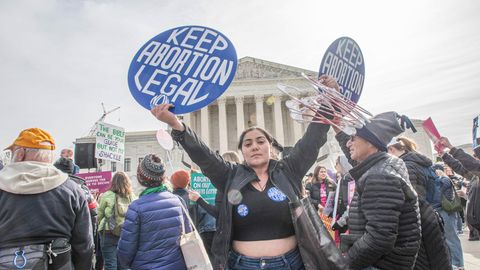 Eine Demonstrantin protestiert in den USA für das Recht auf Abtreibungen. In Arizona könnte nun eines der schärfsten Abtreibungsgesetze in Kraft treten.