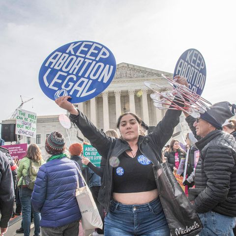 Eine Demonstrantin protestiert in den USA für das Recht auf Abtreibungen. In Arizona könnte nun eines der schärfsten Abtreibungsgesetze in Kraft treten.