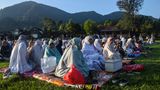 Muslime verrichten das Eid al-Fitr-Gebet vor dem Berg Tilu in Indonesien