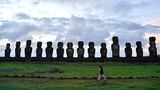 Ein Besucher geht an den Moai-Steinstatuen auf der Osterinsel in Chile vorbei.