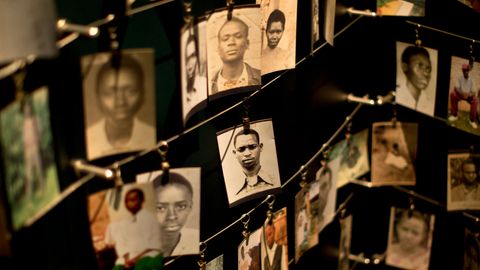 Bilder von ermordeten Tutsis bei einer Gedenkveranstaltung