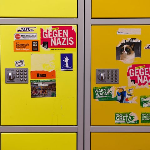 Aufkleber an einer Schule Aufkleber an einer Schule hängen an einem Schulschließfach