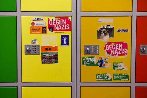 Aufkleber an einer Schule hängen an einem Schulschließfach