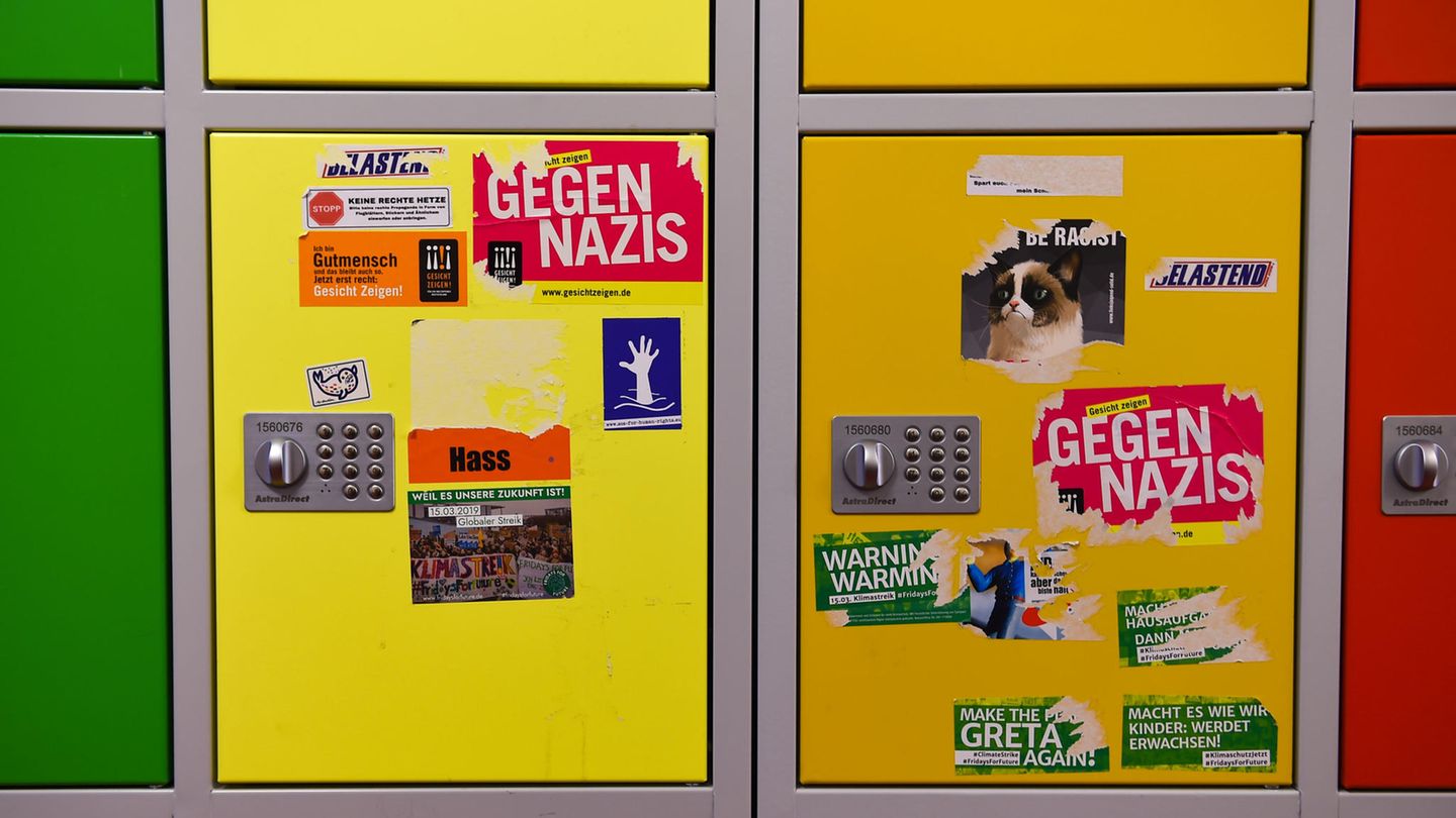 Aufkleber an einer Schule hängen an einem Schulschließfach