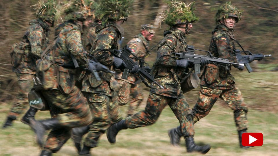 Soldaten in der Grundausbildung rennen
