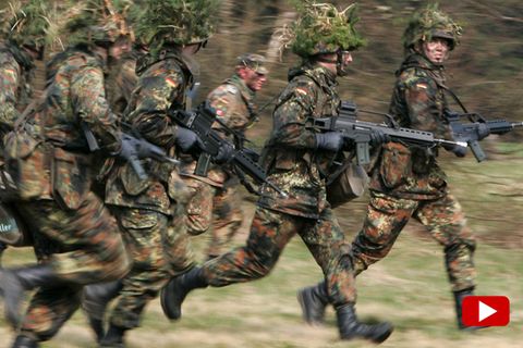 Soldaten in der Grundausbildung rennen