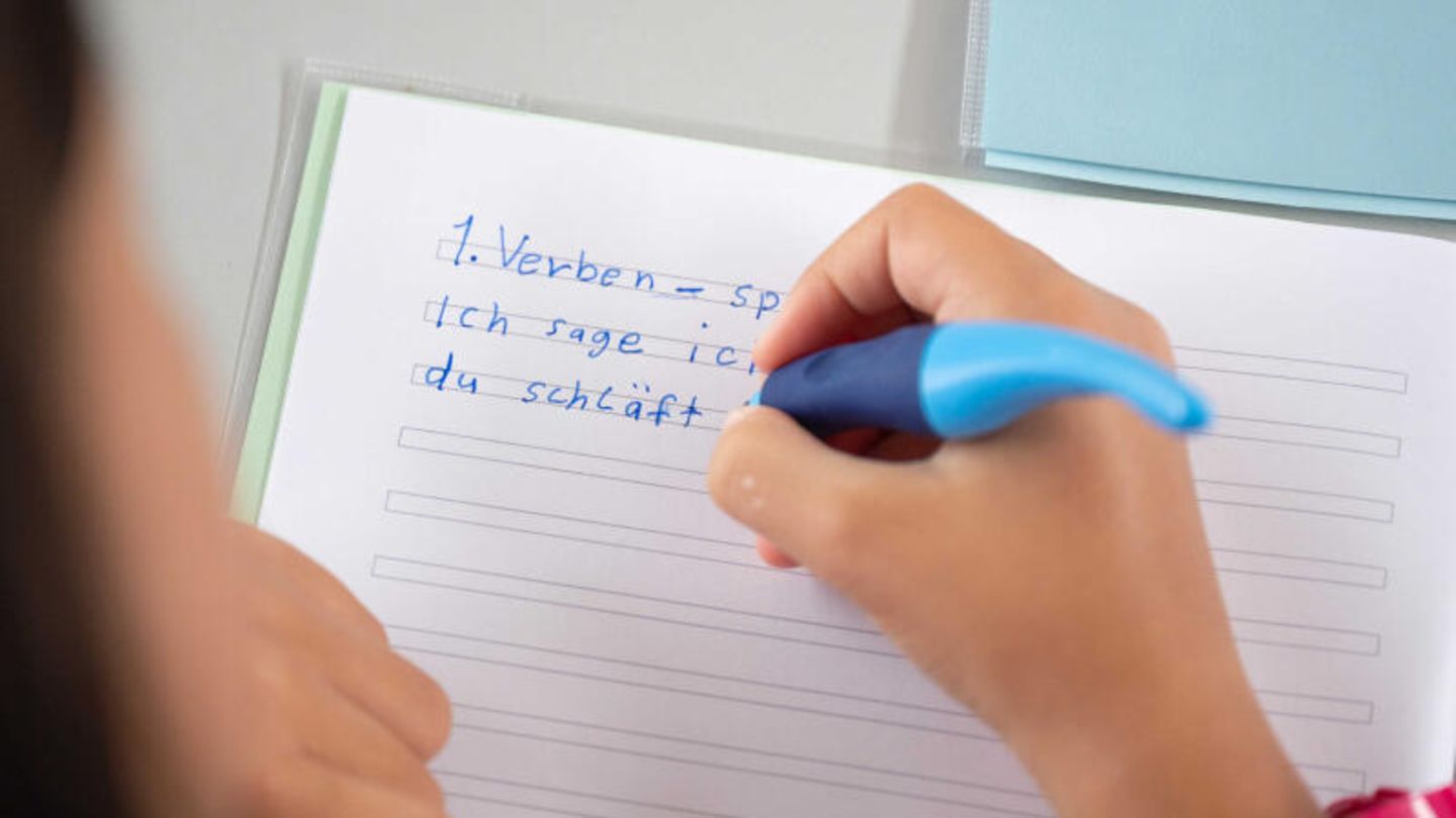 Rechtschreibung: Eine Schülerin bei einer Schreibübung