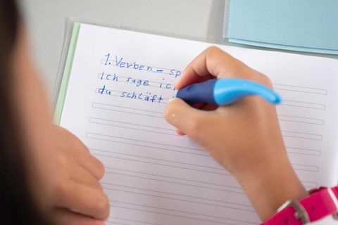 Rechtschreibung: Eine Schülerin bei einer Schreibübung