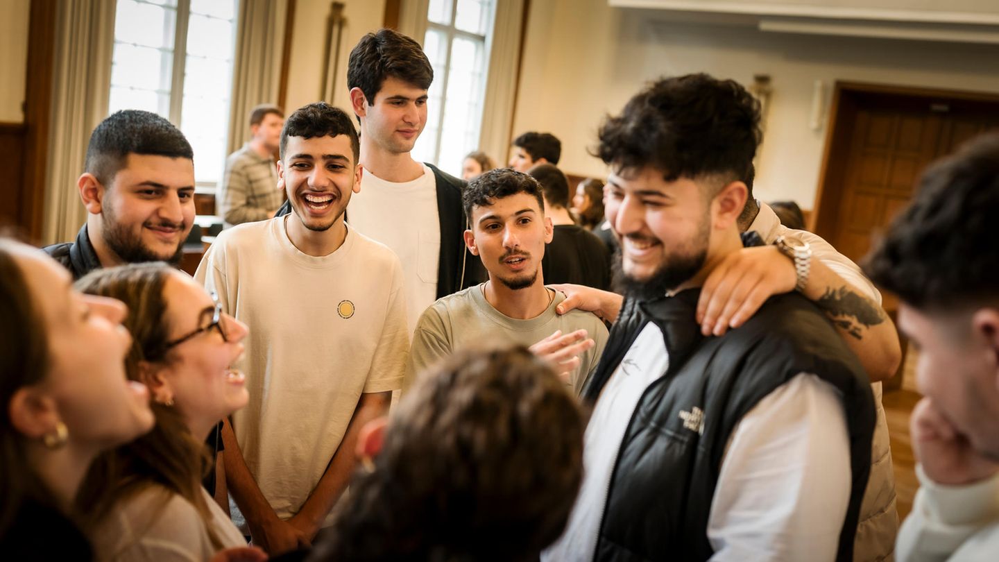 Treffen von Schülerinnen und Schülern Eine Gruppe von Jugendlichen unterhält sich