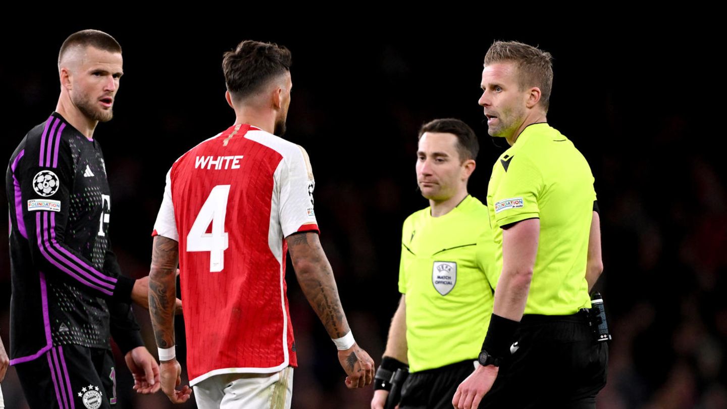 Schiedsrichter Glenn Nyberg (r.) in gesprek met Ben White van Arsenal en Eric Dier van Bayern