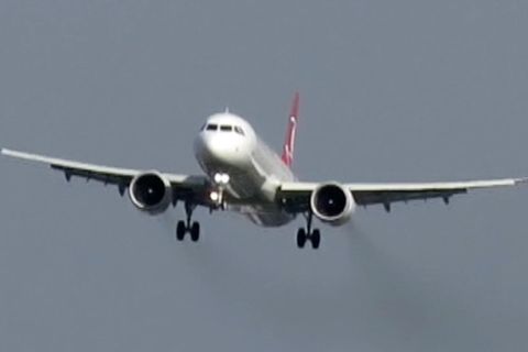 Aktuell fegt Tief "Kathleen" mit Winden von bis zu 80 Kilometern pro Stunde über England hinweg. Das bekommen Flugzeugpassagiere über Birmingham deutlich zu spüren.