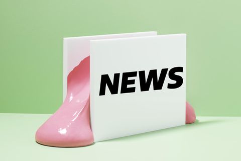 Aus einem weißen Kasten auf dem NEWS steht quillt pinker Schleim