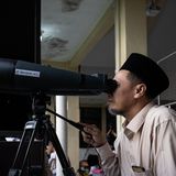 Ein indonesischer Muslim auf Java, Indonesien, benutzt ein Teleskop, um die neue Mondsichel zu sehen, die das Ende des Ramadan und den Beginn von Shawwal, dem 10. Monat des islamischen Kalenders (Hijri), signalisiert