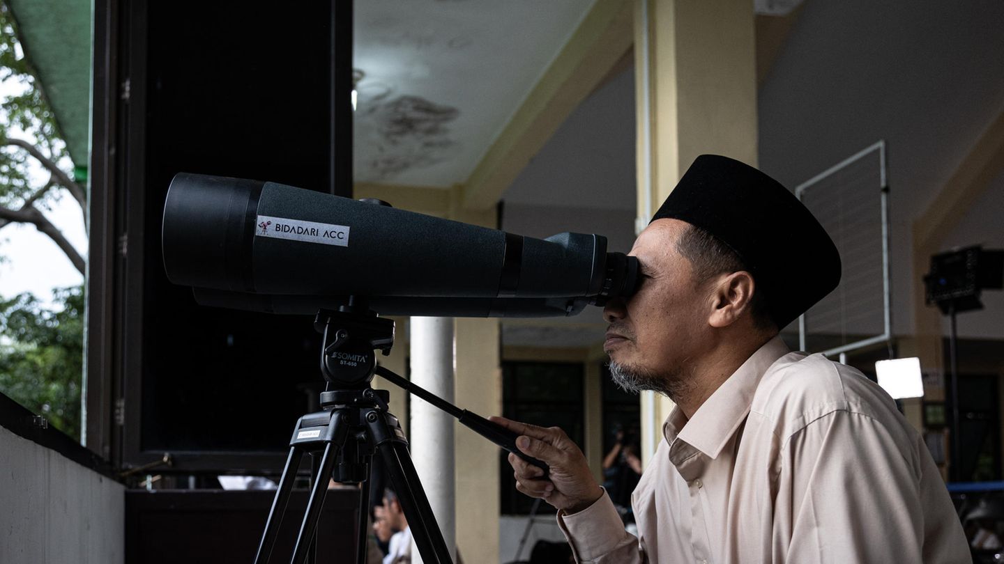 Ein indonesischer Muslim auf Java, Indonesien, benutzt ein Teleskop, um die neue Mondsichel zu sehen, die das Ende des Ramadan und den Beginn von Shawwal, dem 10. Monat des islamischen Kalenders (Hijri), signalisiert