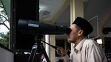 Ein indonesischer Muslim auf Java, Indonesien, benutzt ein Teleskop, um die neue Mondsichel zu sehen, die das Ende des Ramadan und den Beginn von Shawwal, dem 10. Monat des islamischen Kalenders (Hijri), signalisiert