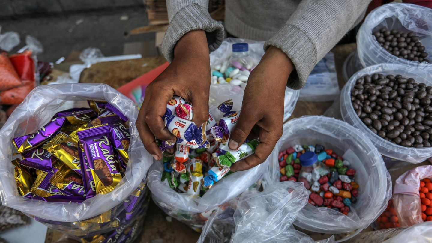 Auch in Rafah im Gazastreifen werden trotz des anhaltenden Krieges zwischen Israel und der Hamas auf einem Markt Süßigkeiten für das Zuckerfest verkauft