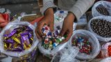 Auch in Rafah im Gazastreifen werden trotz des anhaltenden Krieges zwischen Israel und der Hamas auf einem Markt Süßigkeiten für das Zuckerfest verkauft