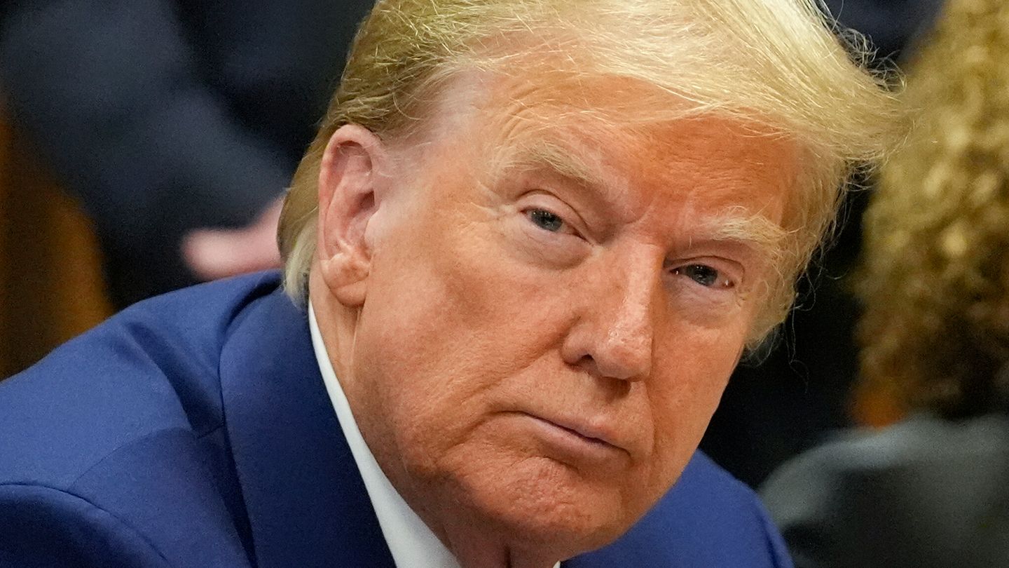Donald Trump schaut in die Kamera