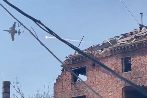 Kiew fehlt streckenweise jede Lufwabwehr daher kurven russische Kampfbomber direkt über der Front.