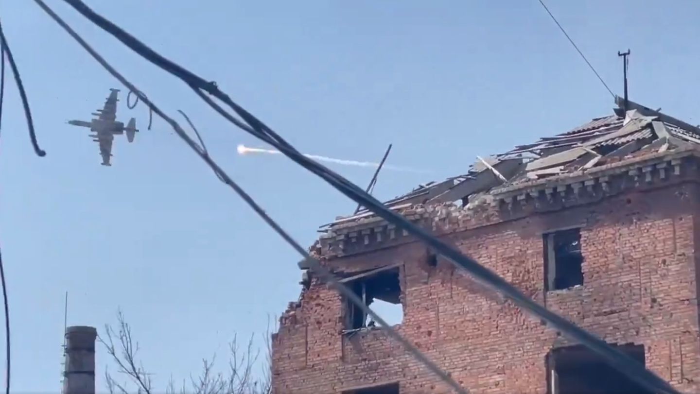 Kiew fehlt streckenweise jede Lufwabwehr daher kurven russische Kampfbomber direkt über der Front.