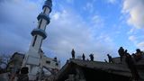 In Rafah reichen diesen Gläubigen die Trümmer der Al-Farouq-Moschee für ihr Eid al Fitr-Gebet