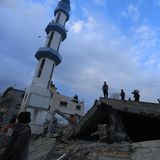 In Rafah reichen diesen Gläubigen die Trümmer der Al-Farouq-Moschee für ihr Eid al Fitr-Gebet