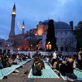 In der Türkei nehmen Muslime vor der berühmten Haghia-Sophia-Moschee im historischen Sultan-Ahmed-Viertel von Istanbul am Gebet des ersten Tages des Eid al-Fitr teil