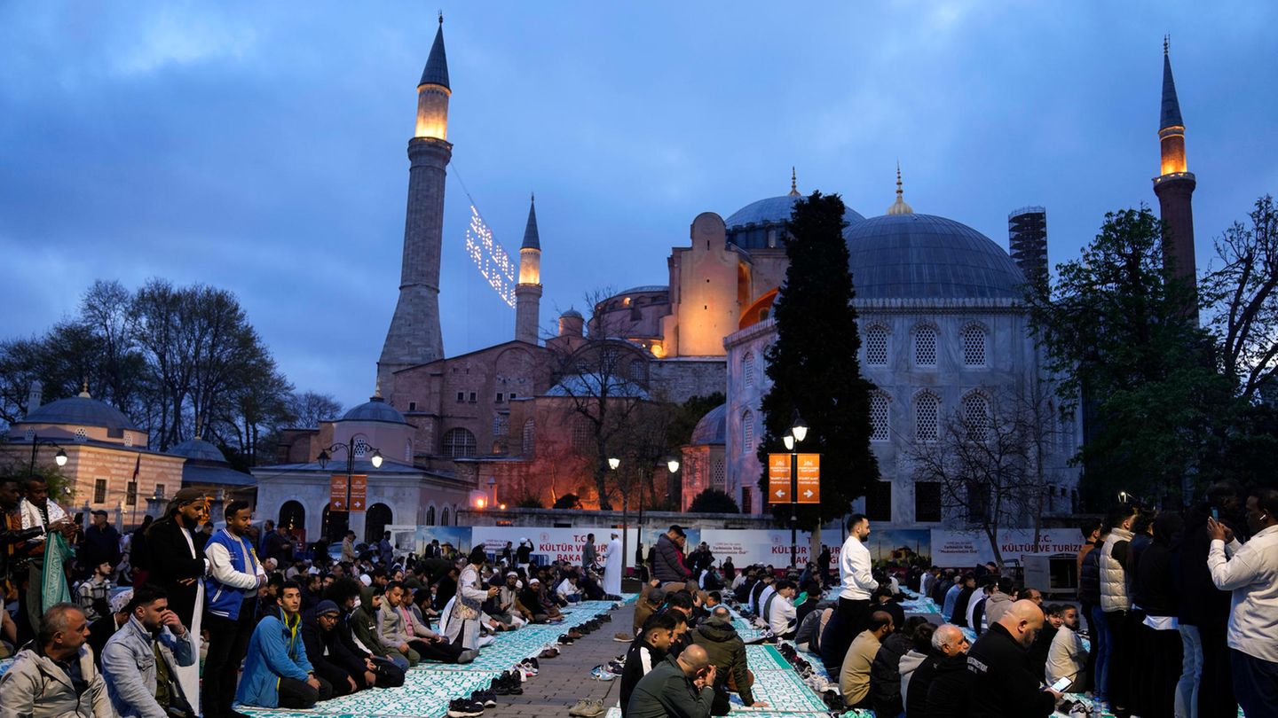 In der Türkei nehmen Muslime vor der berühmten Haghia-Sophia-Moschee im historischen Sultan-Ahmed-Viertel von Istanbul am Gebet des ersten Tages des Eid al-Fitr teil