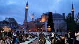 In der Türkei nehmen Muslime vor der berühmten Haghia-Sophia-Moschee im historischen Sultan-Ahmed-Viertel von Istanbul am Gebet des ersten Tages des Eid al-Fitr teil