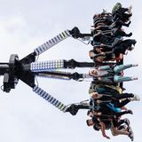 In London vergnügen sich vor allem junge Menschen beim zum Zuckerfest im Southall Park